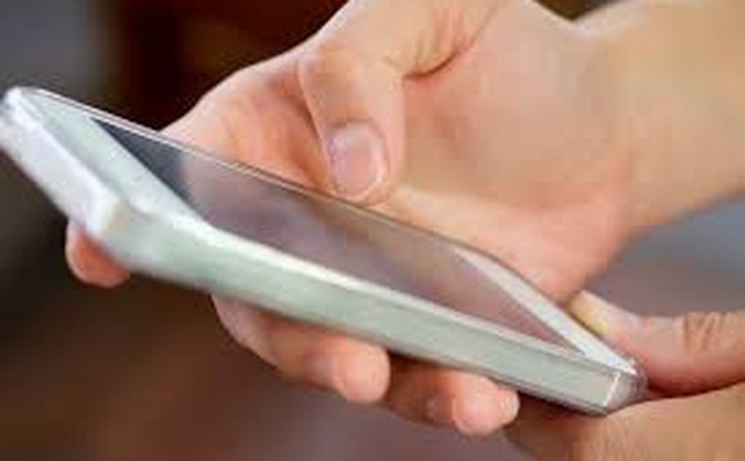 Mulher encontra conversas no celular do marido e os dois entram em luta corporal