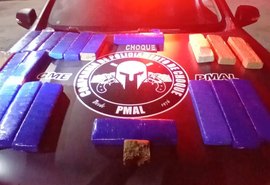 Ford Fiesta é parado com 20 tabletes de maconha escondidos em embalagem de ração