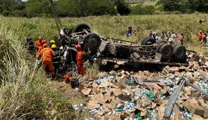 Passageiro morre em caminhão após tombamento em Maribondo