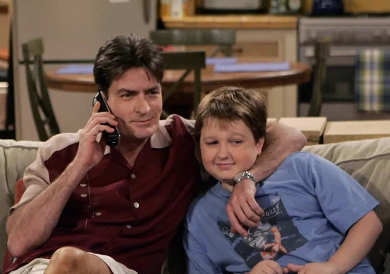 Por onde anda Angus T. Jones, o Jake de Two and a Half Men