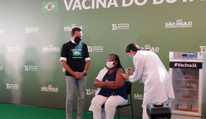 Governo de SP aplica 1ª dose da CoronaVac antes do início do plano nacional de vacinação