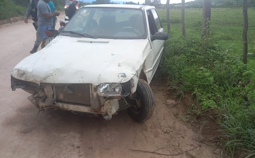 Idoso de 80 anos capota carro e é arremessado para fora do veículo