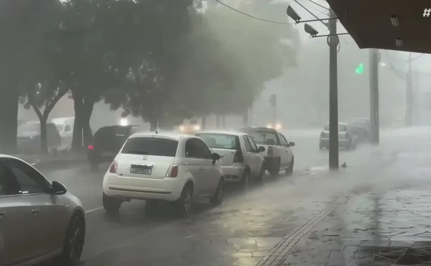 Ciclone causa danos em dez municípios gaúchos e 200 mil ficam sem luz