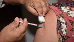 Vacinação para professores e adultos de 55 a 59 anos começa hoje