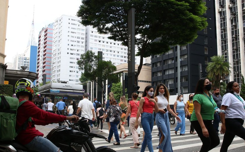 Covid-19: Brasil tem 9,8 mil novos casos e 37 óbitos em 24 horas