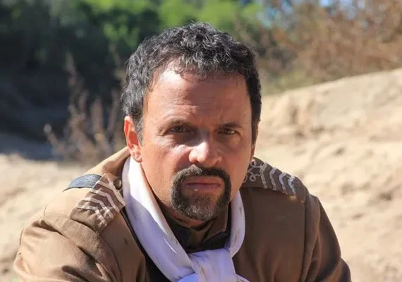 Ator da novela 'Reis', Marcos Breda sofre múltiplas fraturas após acidente grave de moto