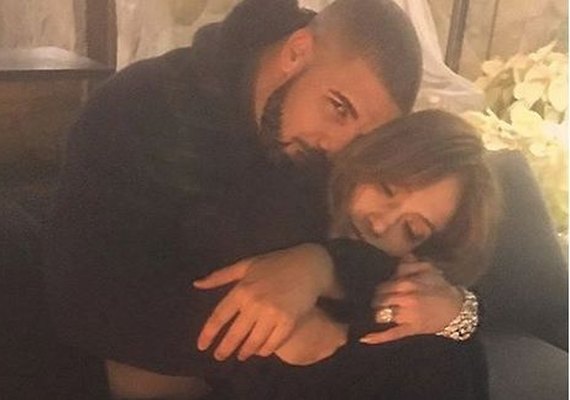 Tá ficando sério! Drake compra colar de mais de R$ 300 mil para Jennifer Lopez