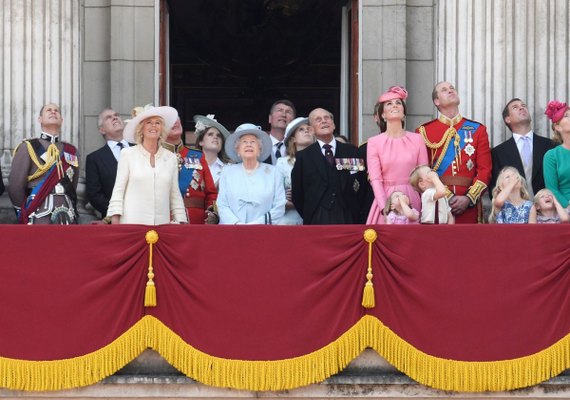 Família real se reúne para comemoração oficial do aniversário da rainha