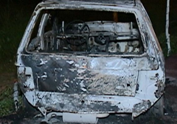 Carro usado em crime contra agente penitenciário é incendiado