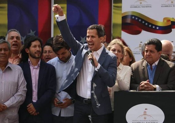 Guaidó diz que ajuda humanitária 'está nas mãos' dos militares