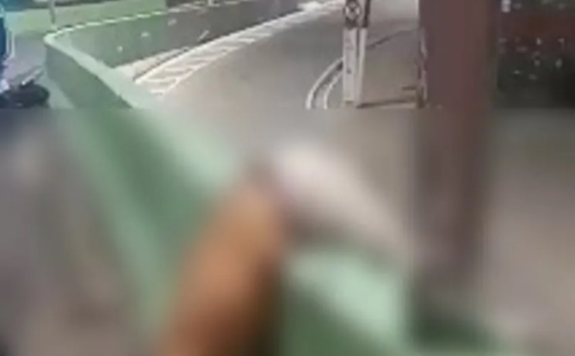Motociclista morre e passageira fica ferida em acidente no Viaduto João Lyra