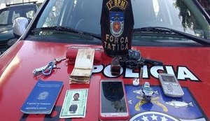 Denúncia leva policiais até suspeito de posse ilegal de arma