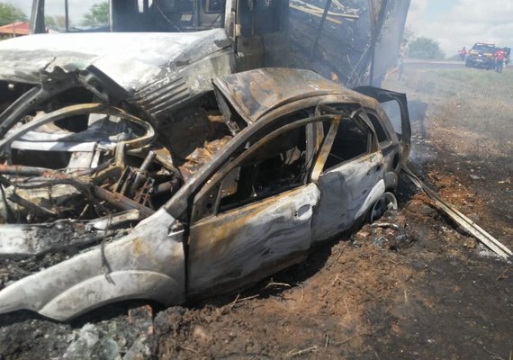 Caminhão e carro colidem, ambos pegam fogo e condutor morre em Água Branca