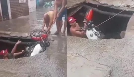 Entregador de gás e motocicleta são ''engolidos''  por cratera em Maceió