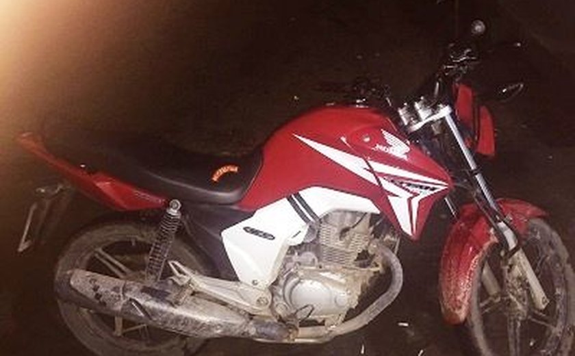 Policiais do Cisp de Cajueiro prendem indivíduos com moto roubada