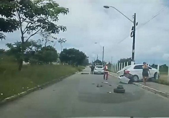 Vizinha fica ferida após ser jogada de cima de carro de guarda municipal