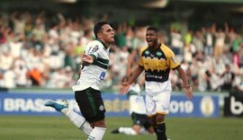 Com gol de Robson, Coritiba vence Criciúma e segue em busca do acesso