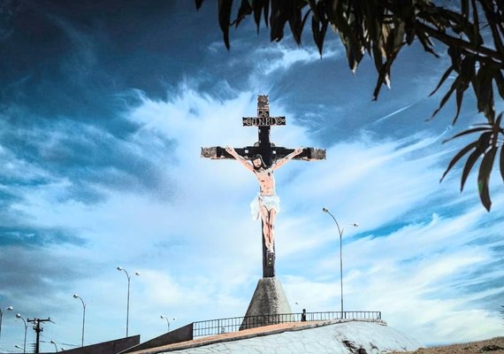 Crucifixo com 17 metros vira atração turística e religiosa em Taquarana