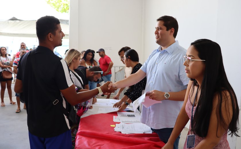 Prefeitura de Maceió entrega mais de 250 alvarás para ambulantes trabalharem no Verão Massayó