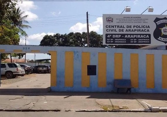 Adolescente invade residência e faz mulher refém