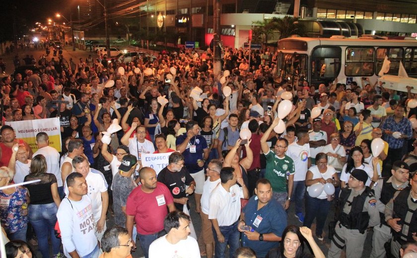 Moradores do Pinheiro, Mutange e Bebedouro param a parte alta de Maceió em protesto