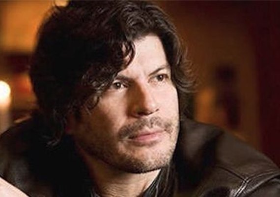 Paulo Ricardo é flagrado assistindo filme pornô em fila de aeroporto no Rio