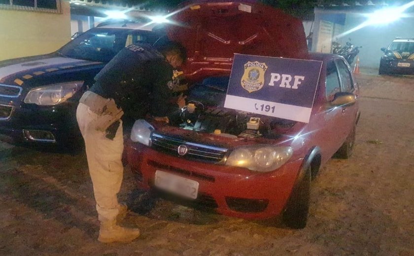 PRF em Alagoas prende motorista dirigindo veículo roubado e com documento falso na BR 316