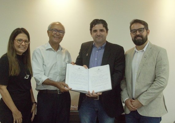 Reitor e vice-reitor da Uneal tomam posse para segundo mandato