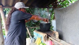 Sem gás, famílias cozinham em fogão à lenha