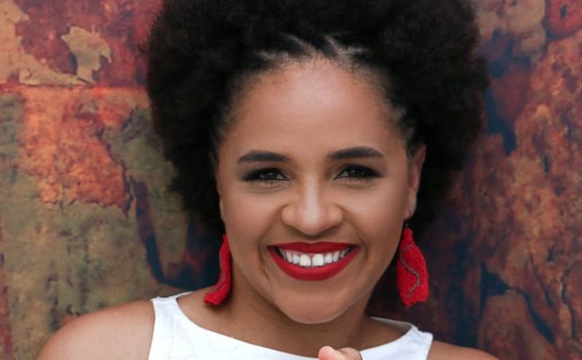 Mel Nascimento homenageia Elza Soares em show do projeto Quintas no Poço