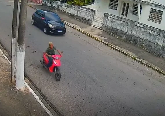 Câmeras flagram furto de motocicleta em rua movimentada do bairro Farol, em Maceió