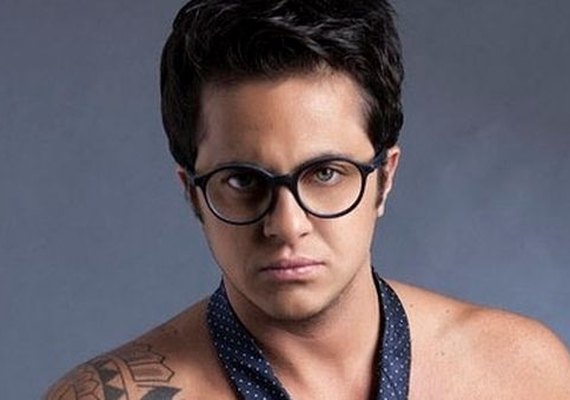 Thammy fala sobre sua peça cancelada por falta de público e ameaça diretor