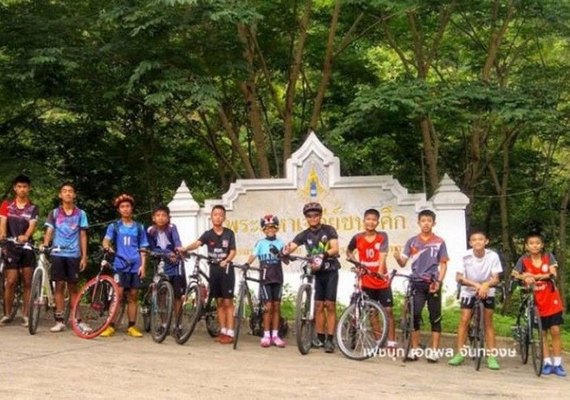 'Temos fome', diz um dos garotos ao ser encontrado em caverna na Tailândia