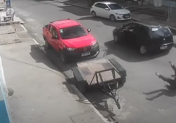 Motorista por aplicativo é jogado de carro em movimento após assalto em Maceió