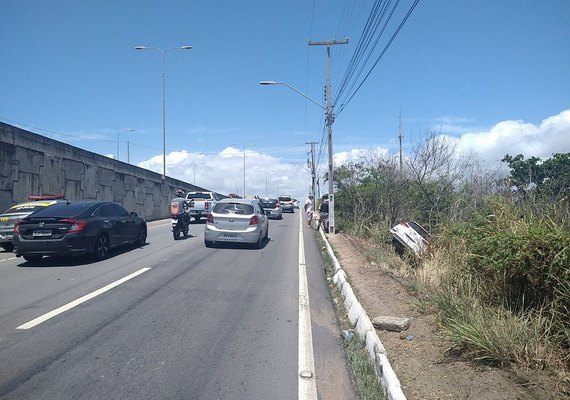 Motorista perde controle da direção e sofre acidente na AL-101 Sul