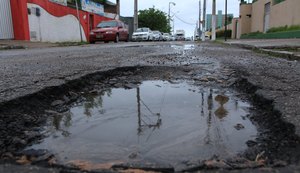 Vídeo: excesso de buracos em avenida no Trapiche da Barra incomoda moradores