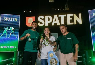 Atletas baianos iluminam o Elevador Lacerda em Salvador