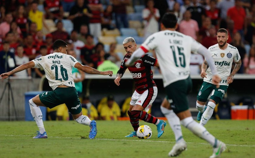 Flamengo tenta diminuir distância para líder Palmeiras