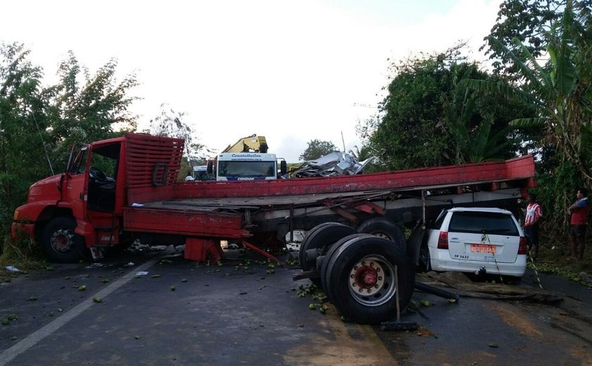 Colisão entre caminhões e carro em Messias  deixa uma vítima fatal