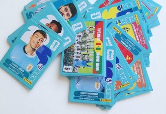 Paixão por futebol: Resíduos de figurinhas de álbuns viram desconto em mais de mil lojas da Natura