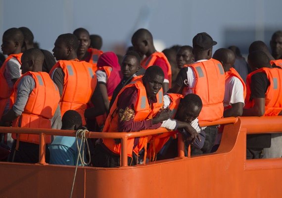 Operações neste sábado resgatam 237 imigrantes no Mar Mediterrâneo