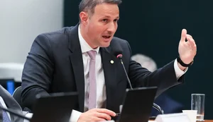 Derrite recua e diz que competências da PF serão mantidas em projeto