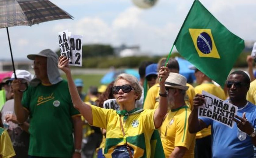 Manifestação em Brasília faz enterro simbólico da 'velha política'
