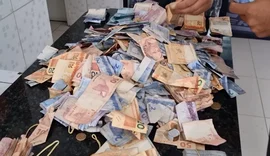 Homem é preso após roubar padre alagoano e distribuir cerca de R$ 40 mil nas ruas