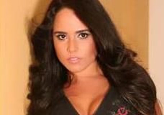 Perlla manda recado para evangélicos: 'Crenteiros, recalcados!'