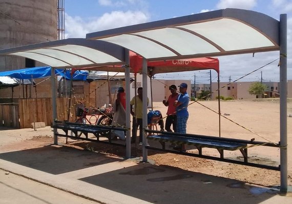 Novos abrigos de ônibus são instalados pela Prefeitura de Maceió