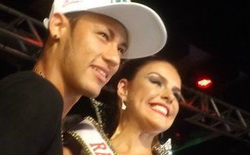 Neymar passa a seguir atriz Paloma Bernardi, recém-separada de Thiago Martins