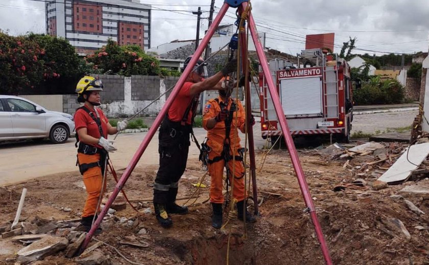 Bombeiros resgatam bebê, mãe e avô após queda em cacimba em Arapiraca