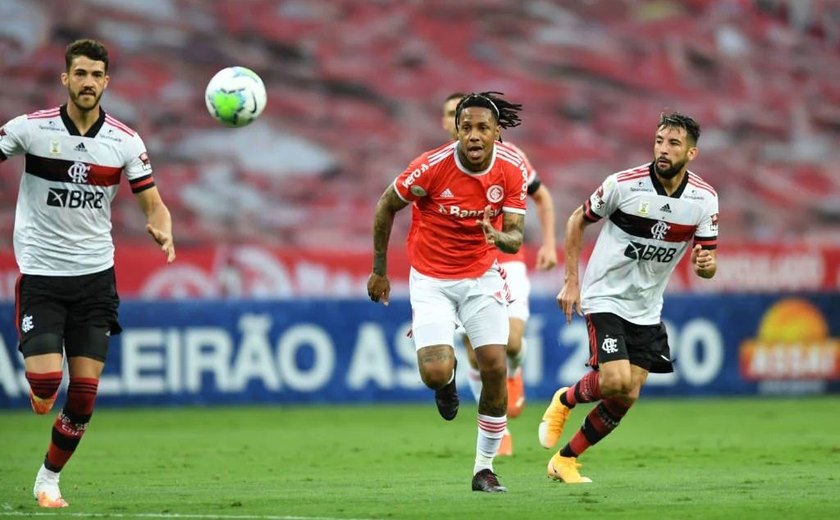 No jogo dos líderes, Flamengo busca o empate com o Internacional no fim