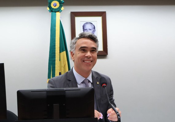 Rafael Brito aprova lei que regulamenta profissão de Agente de Turismo em todo Brasil